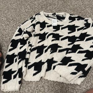 Black and white sweater design NWT